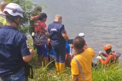 Mayat Pria Penuh Luka Mengapung di Sungai Sidoarjo, Ditemukan Bersama Motor