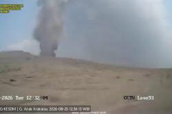 Gunung Anak Krakatau Meletus, Kolom Abu Hitam Membubung Setinggi 400 Meter