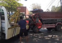 Kecelakaan di Pasuruan, Pemotor Emak-Emak Kritis usai Dihantam Dump Truk