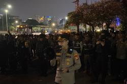 Warga Pati Bertahan di Gedung DPR hingga Malam, Polisi Bubarkan Massa