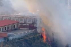 Gunung Bromo Kembali Terbakar, Api Merambat Dekati Homestay dan Jembatan Kaca