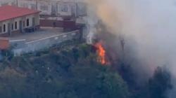 Tebing Seruni Bromo Kembali Terbakar, Petugas Adang Api agar Tak Merambat ke Jembatan Kaca