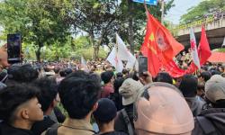 Polisi Cegat Massa Pendemo di Flyover Gerbang Pemuda Senayan saat Hendak Menuju DPR