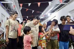 Malam-Malam, Prabowo Sapa Warga Eks Bantaran Rel Senen di Hunian Baru
