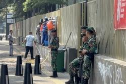 Kondisi Pejompongan Jakpus usai Kericuhan, Prajurit TNI Berjaga-jaga