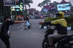 Kabut Asap Karhutla Menebal, Warga Palembang Bergerak Bagikan Masker