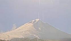 Gunung Merapi Luncurkan Awan Panas Guguran hingga 2 Km Mengarah ke Kali Sat