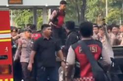 Viral Mobil Pikap Tabrak Gerbang DPR dan Aparat, Sopir dalam Pengaruh Alkohol