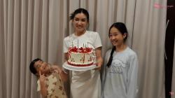 Sarwendah Ulang Tahun ke-37, Dapat Hadiah Spesial dari Dua Putri Tersayang