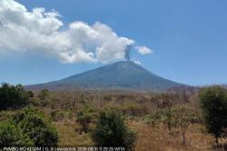 Gunung Ile Lewotolok Erupsi, Abu Tebal Membubung Setinggi 700 Meter ke Langit