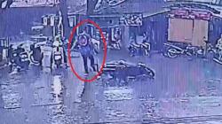 Viral! Pria di Bandung Bawa Benda Mirip Pistol dan Tendang Pemotor Perempuan yang Terjatuh