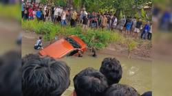 Mobil Ditumpangi Sepasang Kekasih Oleng Terjun ke Sungai di Lampung, Evakuasi Dramatis