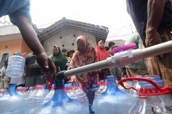 PMI Salurkan 4.000 Liter Air Bersih untuk Warga Depok Terdampak Kekeringan