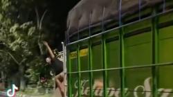 Viral! Demi Konten, Sopir Truk Ugal-ugalan Melaju Zig-zag di Surabaya