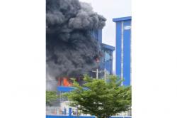 Detik-Detik Kebakaran Pabrik di KEK Sei Mangkei Tewaskan 3 Orang, Asap Hitam Membubung Tinggi