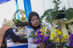 Potret Pedagang Ikuti Lomba Merangkai Bunga di Rawa Belong