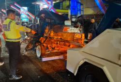Truk Angkut Semangka Terguling usai Tabrak Pikap di Jember, Evakuasi Sopir Dramatis