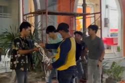 Waspada Abu Vulkanik Anak Krakatau, Ojol dan Pedagang di PIK Dapat Masker Gratis