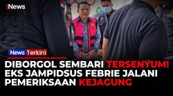 Senyum Santai Mantan Jampidsus Febrie Adriansyah Saat Tiba di Kejagung Pakai Rompi Tahanan