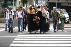 Tangga JPO Dewi Sartika Cawang di Tengah Jalan, Pemprov DKI Tambah Fasilitas Pelican Crossing