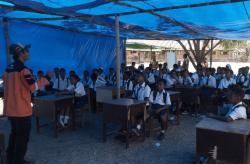Sekolah Belum Pulih Pascagempa NTT, Siswa di Nagekeo Belajar di Tenda hingga Bawah Pohon