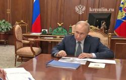 Heboh! Presiden Putin Putar Pulpen di Meja