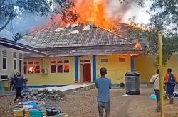 Kantor PUPR Halmahera Timur Terbakar, Pegawai Nekat Terobos Api Ambil Dokumen