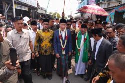 Jokowi Kunjungi Padepokan Anti-Galau Ujang Busthomi, Jalan Kaki 1 Km Sapa Warga Cirebon