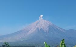 Abu Vulkanik Gunung Semeru Capai 15.000 Kaki, Lumajang dan Malang Terdampak