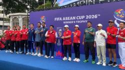 Trofi FIFA ASEAN Cup 2026 Diarak di CFD Jakarta, Warga Antusias Saksikan Piala Bergengsi Asia Tenggara