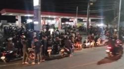 BBM Langka, Ratusan Pengendara Adang Truk Tangki di Takalar