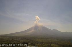 Gunung Semeru Meletus Siang Ini, Muntahkan Abu Tebal Setinggi 1 Km ke Langit