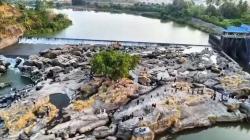 Bendungan Kampili Mengering, Bebatuan Unik Jadi Spot Swafoto Warga Gowa