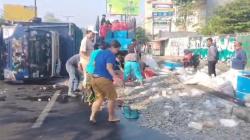 Truk Muat 4 Ton Udang Terguling di Bypass Juanda, Satu Lajur Ditutup