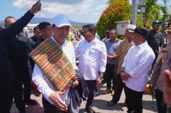 Jokowi Tiba di Maumere, Temui Warga Terdampak Gempa M7,7 NTT