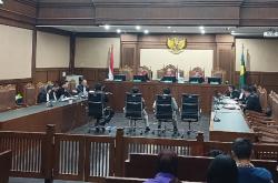 Eks Pejabat Bea Cukai Menangis di Sidang Kasus Suap, Ngaku Diminta Berkorban agar Kasus Tak Melebar