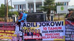 Sidang Roy Suryo dan Dokter Tifa, Pendukung Bentangkan Spanduk Adili Jokowi di PN Jaktim