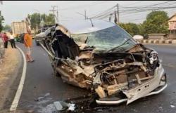 Kecelakaan di Jombang, Taksi Online Hantam Truk dan Motor gegara Sopir Ngantuk