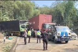 Truk Kontainer Tabrak Truk Boks gegara Rem Blong, Jalur Nagreg Macet 15 Km