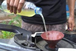 Kreatif! Warga Cilegon Sulap Plastik Kresek Jadi BBM Petasol untuk Sepeda Motor