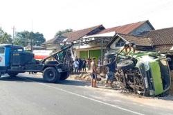 Kecelakaan Beruntun Truk Tangki Tabrak 2 Kendaraan di Magelang, 6 Orang Dilarikan ke RS