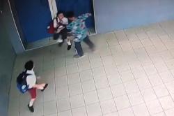 Terekam CCTV, Pria Bersajam Rampas Ponsel Pelajar di Pintu Sekolah Tanjungbalai