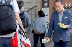 Viral, Mantan PM Jepang Yoshihiko Noda Bagikan Selebaran Sendirian di Stasiun