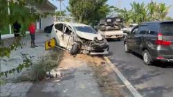 Oleng Masuk Jalur Berlawanan, Mobil Tabrakan dengan Truk hingga Terguling di Bangkalan