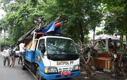 Peringatan Tak Digubris, Satpol PP Tertibkan Lapak PKL dan Pos Ojol di Senen Jakpus