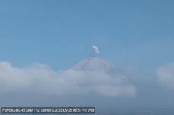Gunung Semeru Meletus Pagi Ini, Muntahkan Kolom Abu Tebal 700 Meter ke Langit