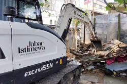 Kerahkan Alat Berat, Satpol PP Robohkan 52 Kios dan Lapak PKL di Cihampelas Bandung