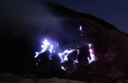 Heboh Blue Fire Muncul di Gunung Papandayan, Ahli Ingatkan Bahaya Gas Vulkanik