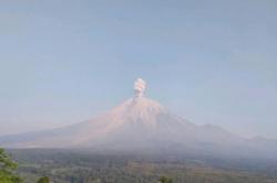 Gunung Semeru Erupsi Pagi Ini, Kolom Abu Capai 1,3 Km