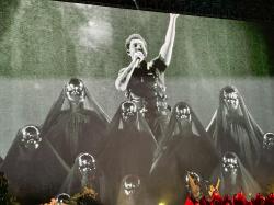 Konser The Weeknd di Jakarta: Patung Emas 12 Meter hingga Abel Turun Panggung! 